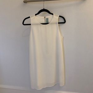 Simple white dress, back zip